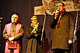 27. listopadu 2011 - Starosta Dalibor Carda, místostarostka Jitka Zikmundová a vikář Václav Pícha zahajují advent 2011 a rozsvěcují vánoční strom, foto: Lubor Mrázek