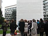 2. den, úterý 17. 4. 2012 - Centrála organizace UNESCO, obelisk s ústředním mottem UNESCO: "Protože války vznikají v mysli lidí, musí být v mysli lidí ukotven mír."