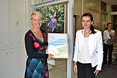 26. září 2012 - Místostarostka Jitka Zikmundová přebírá od Hany Chorváthové - vedoucí sekretariátu Fairtrade Česká republika - certifikát Fairtradové město, zdroj: Archiv města Český Krumlov, foto: Libuše Sittová