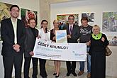 Předání certifikátu Fairtradové město na vernisáži výstavy Díky fair trade - 26. září 2012, zdroj: Archiv města Český Krumlov, foto: Libuše Sittová