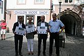 Setkání partnerských měst Vöcklabruck 2013 - nedělní rozloučení 8. 9. 2013. Předání pozvání na další setkání partnerských měst 2014 v Českém Krumlově, zdroj: oKS