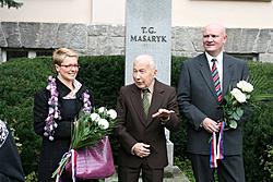 Kladení květin k památníků T. G. Masaryka